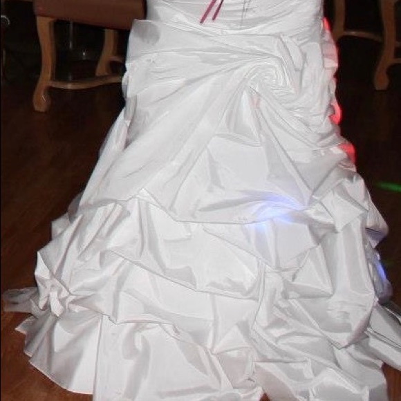 Beautiful wedding dress - Picture 3 of 6